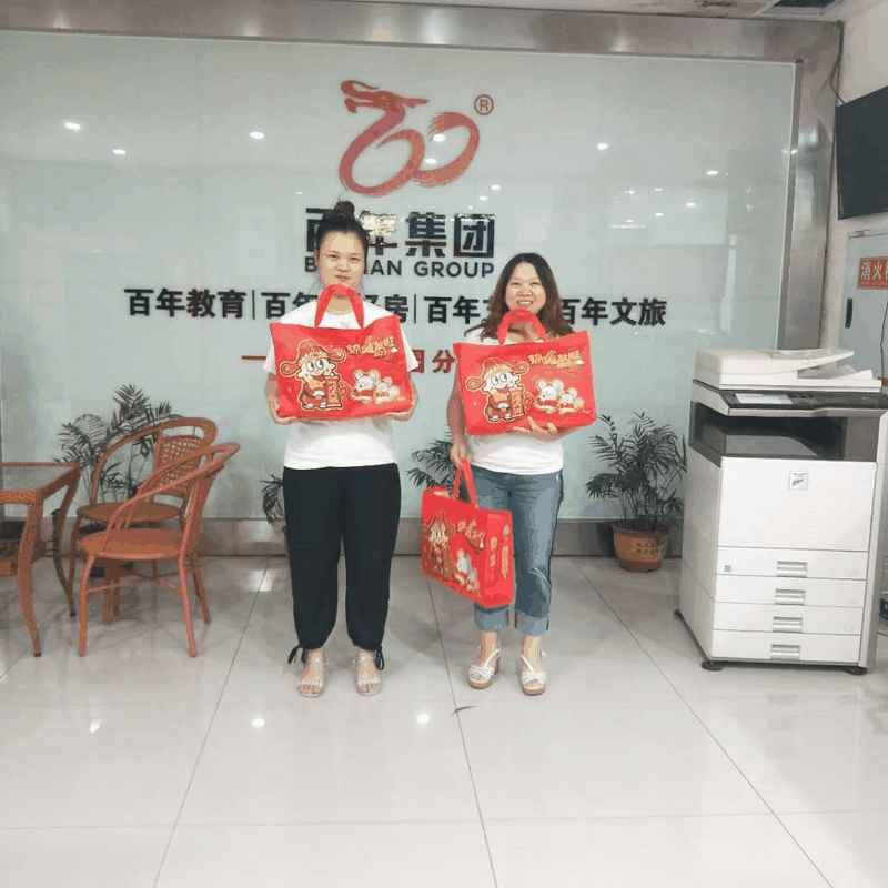 百年集團(tuán)為員工子女發(fā)放“六一”禮物，祝愿所有的孩子兒童節(jié)快樂！